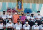 นักเรียนเข้ารับทุนการศึกษาจากเหล่ากาชาดสุพรรณบุรีและชมรมแม่บ้านมหาดไทย